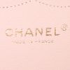 Chanel Timeless jumbo shoulder bag in beige quilted leather - Detail D4 thumbnail