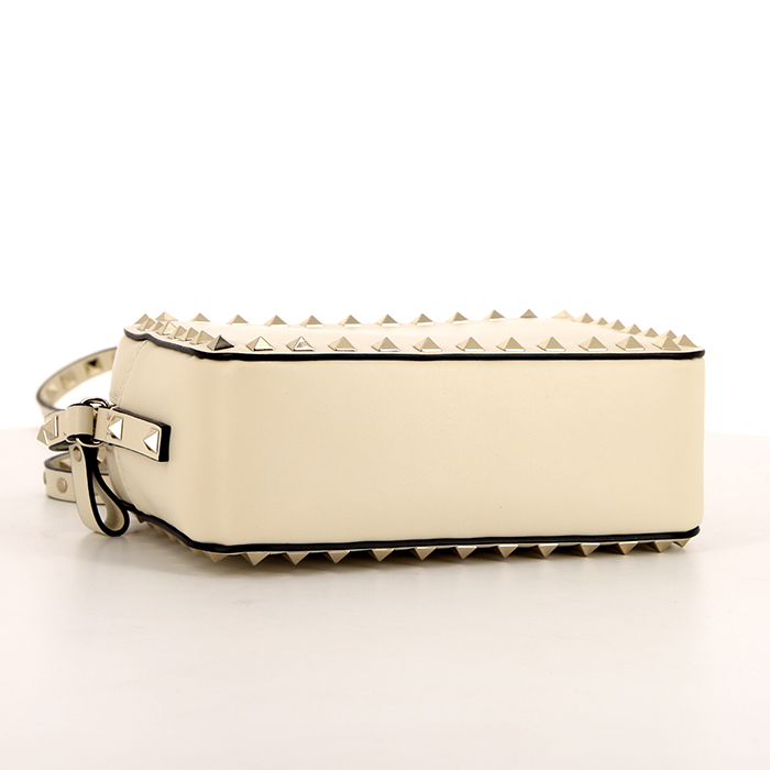 Borsa a tracolla Valentino Garavani Rockstud Camera in pelle color crema con decoro di borchie - Detail D4