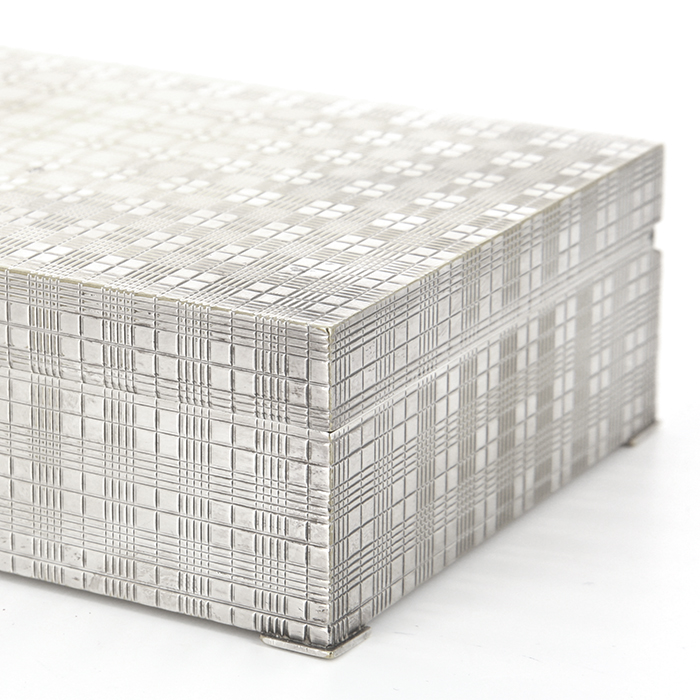 Christian Dior, silver plated and guilloched metal box, signed - Detail D2