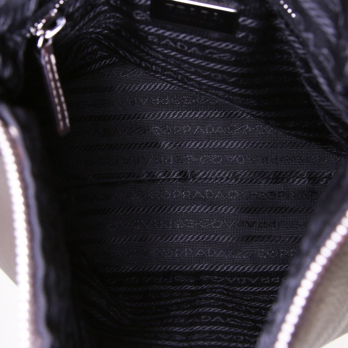 Sac à main Prada en cuir gris - Detail D2