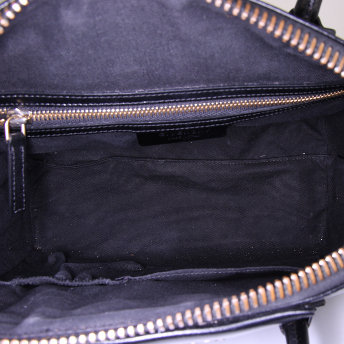 Bolso de mano Givenchy Antigona modelo pequeño en cuero negro - Detail D3