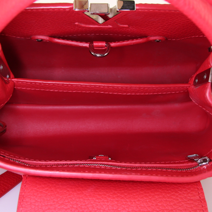 Borsa a tracolla Louis Vuitton Capucines in pelle martellata rossa - Detail D3
