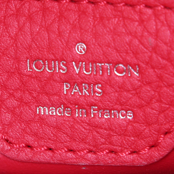 Bolso bandolera Louis Vuitton Capucines en cuero granulado rojo - Detail D4