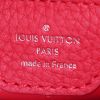 Borsa a tracolla Louis Vuitton Capucines in pelle martellata rossa - Detail D4 thumbnail