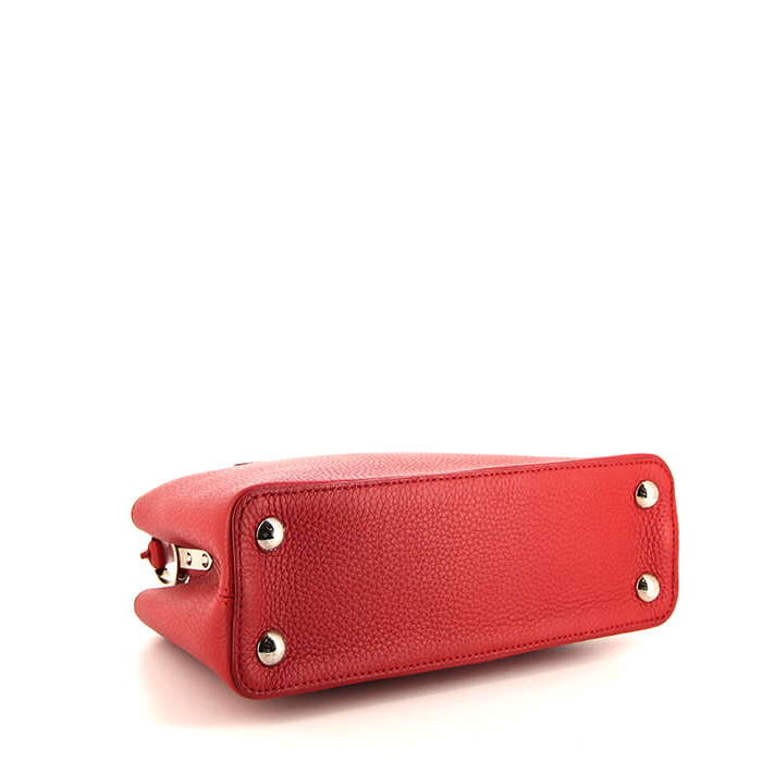 Borsa a tracolla Louis Vuitton Capucines in pelle martellata rossa - Detail D5