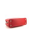 Borsa a tracolla Louis Vuitton Capucines in pelle martellata rossa - Detail D5 thumbnail
