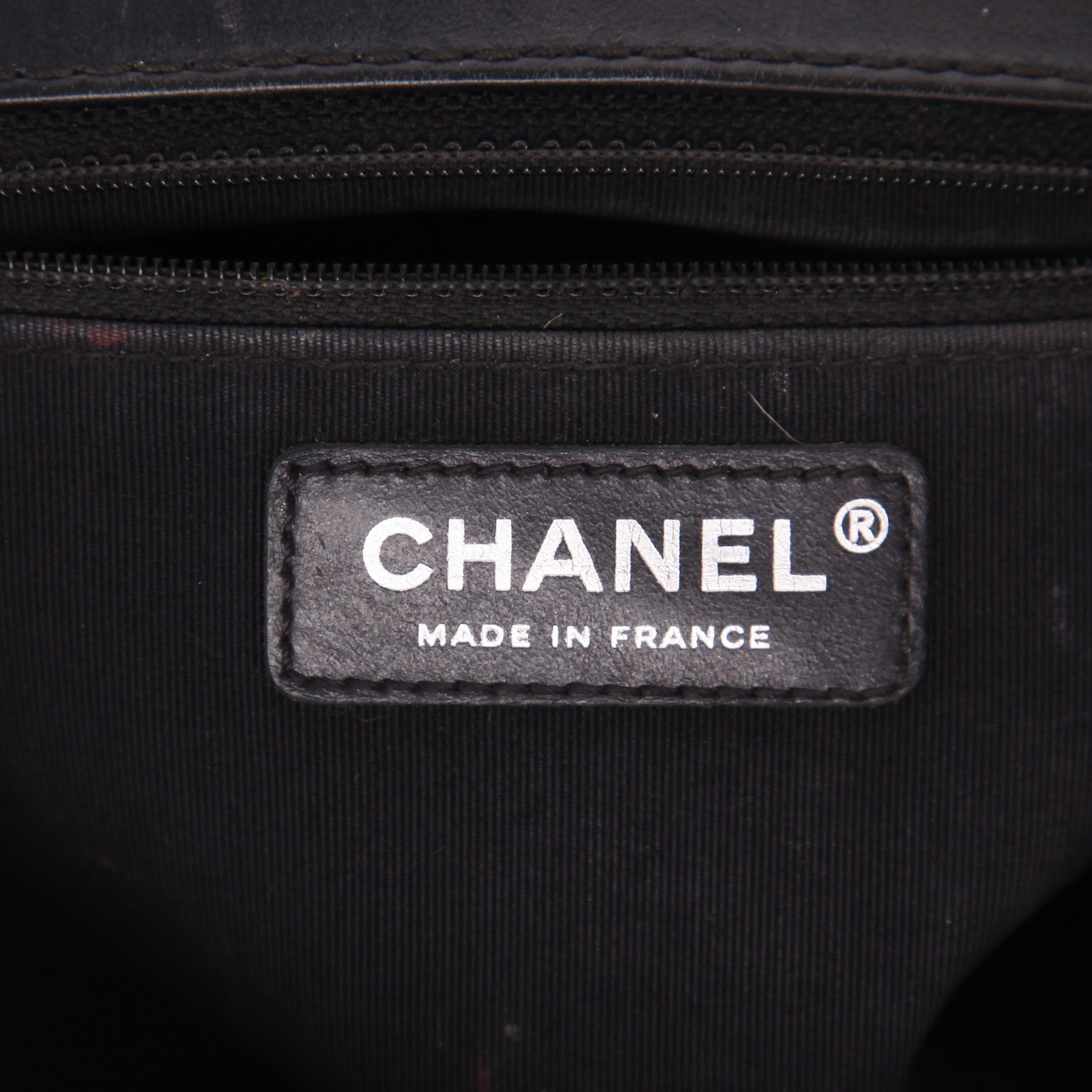 Chanel  Boy shoulder bag  in black quilted leather - Detail D2