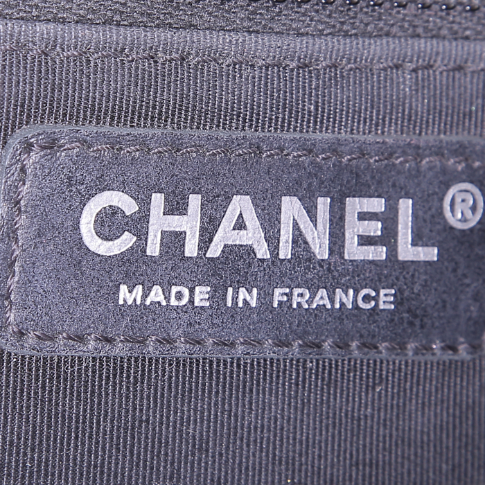 Sac bandoulière Chanel  Boy en cuir matelassé noir - Detail D4