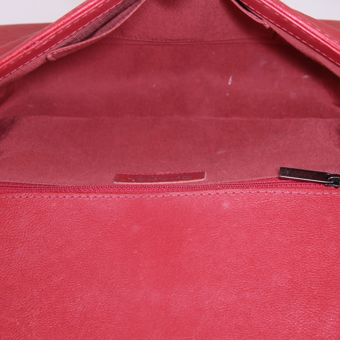 Bolso de mano Chanel Boy en cuero acolchado rojo - Detail D3