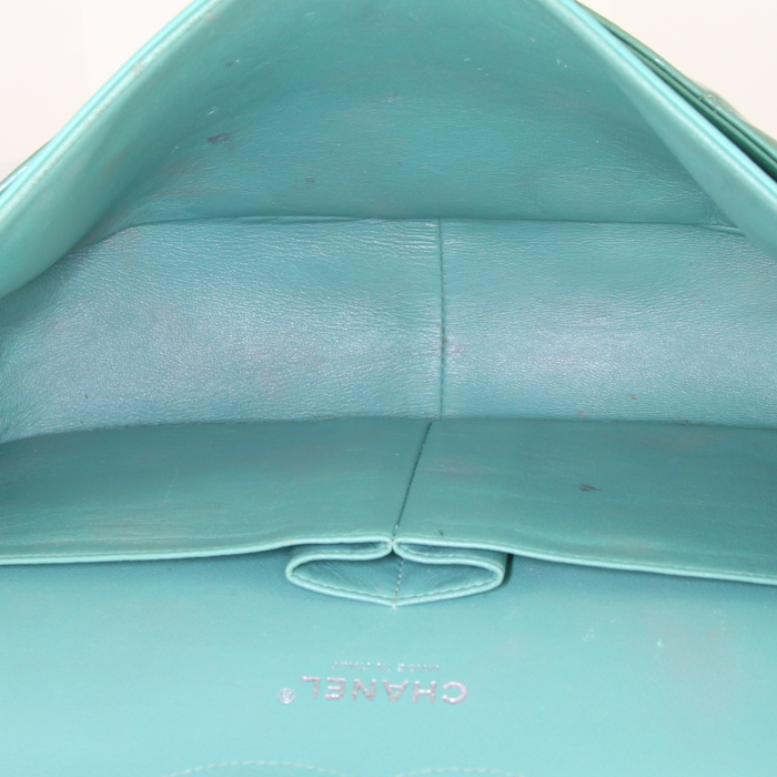 Chanel Timeless jumbo shoulder bag in green patent leather - Detail D3