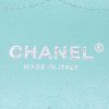 Bolso bandolera Chanel Timeless jumbo en charol verde - Detail D4 thumbnail