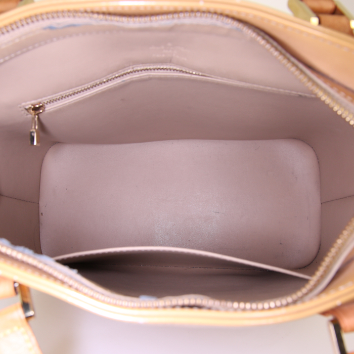 Sac à main Louis Vuitton Houston en cuir verni monogram doré et cuir naturel - Detail D2