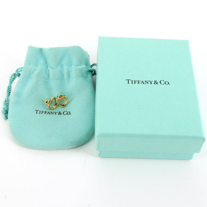 Paire de puces d'oreilles Tiffany 
Co Open Heart en or jaune - Detail D2