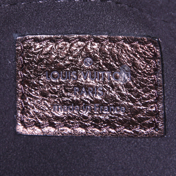 Sac bandoulière Louis Vuitton XS en cuir Mahina marron - Detail D3
