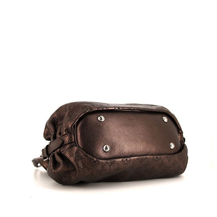 Sac bandoulière Louis Vuitton XS en cuir Mahina marron - Detail D4