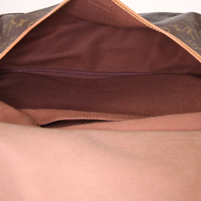 Sac bandoulière Louis Vuitton Saumur moyen modèle en toile monogram enduite marron et cuir naturel - Detail D2