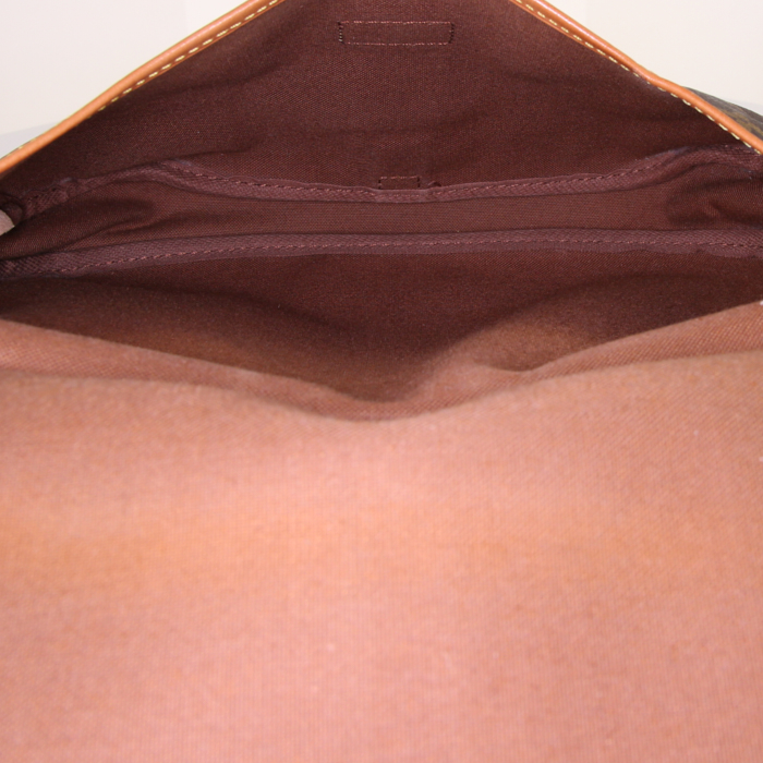 Sac bandoulière Louis Vuitton Saumur petit modèle en toile monogram enduite marron et cuir naturel - Detail D2
