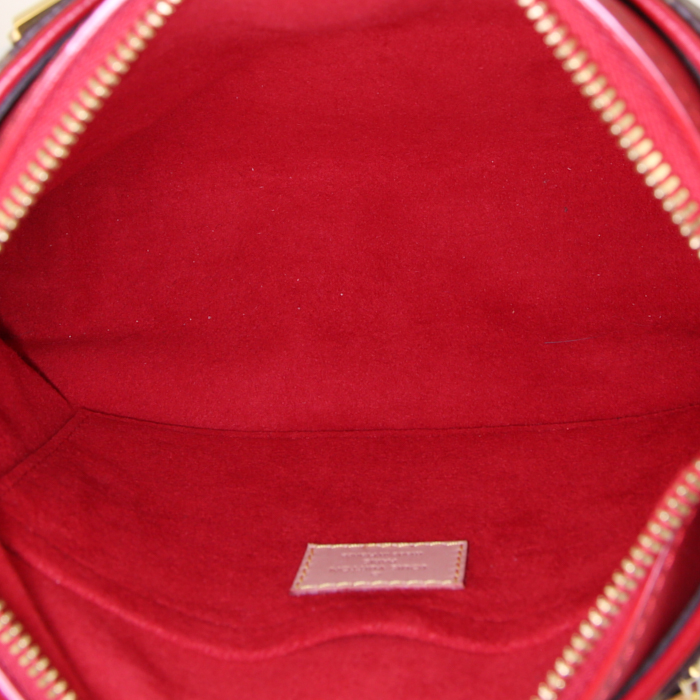 Sac à main Louis Vuitton Pallas BB en toile monogram marron et cuir rouge - Detail D3