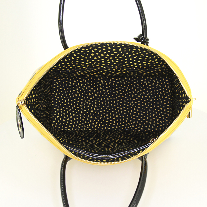 Sac à main Louis Vuitton Lockit  moyen modèle en cuir verni jaune et noir - Detail D2