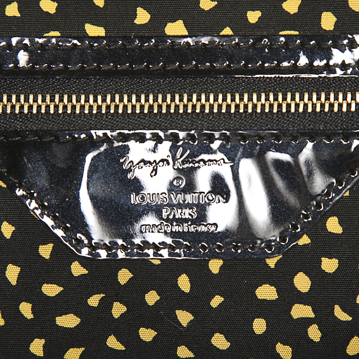 Sac à main Louis Vuitton Lockit  moyen modèle en cuir verni jaune et noir - Detail D3