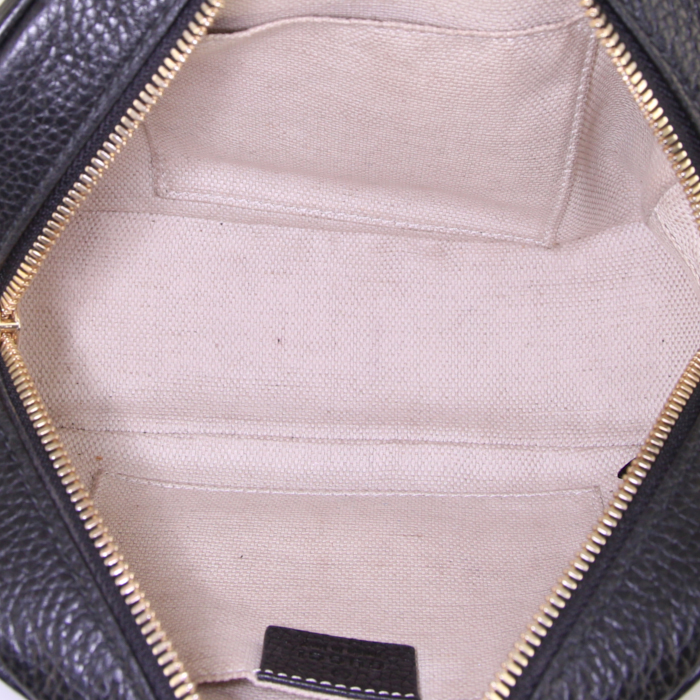 Bolso bandolera Gucci Soho Disco en cuero granulado negro - Detail D2