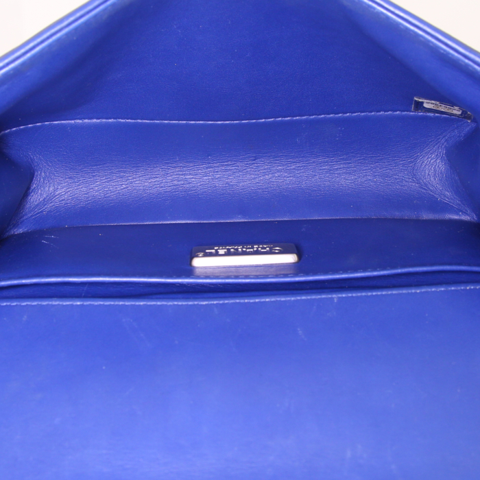 Chanel Boy small model shoulder bag in blue python and blue leather - Detail D3