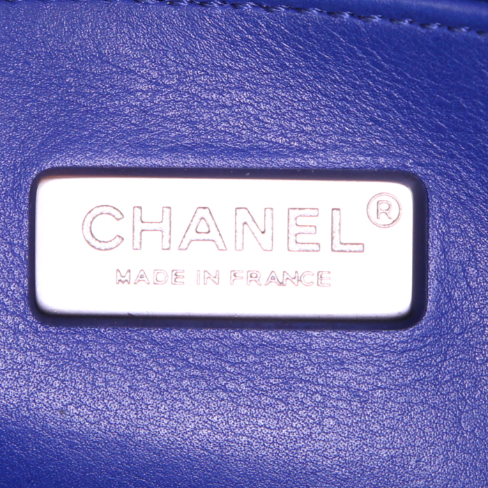 Sac bandoulière Chanel Boy petit modèle en python bleu et cuir bleu - Detail D4