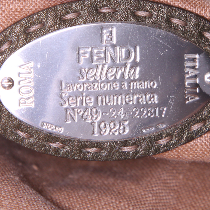 Bolso de mano Fendi Selleria en cuero granulado caqui - Detail D3