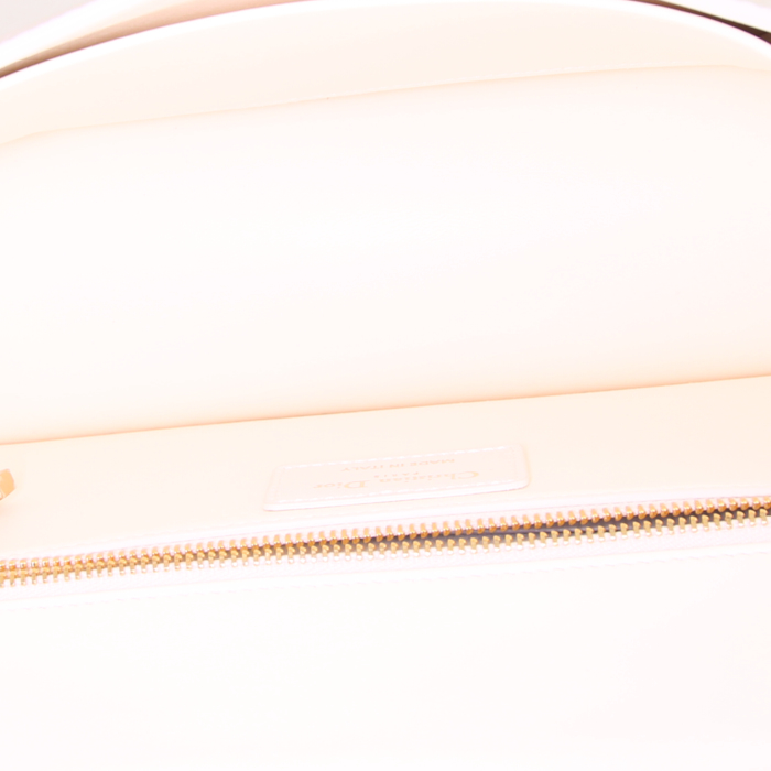 Sac bandoulière Dior Caro moyen modèle en cuir verni blanc - Detail D3