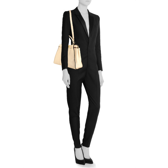 Bolso de mano Fendi Peekaboo en charol beige crudo - Detail D2