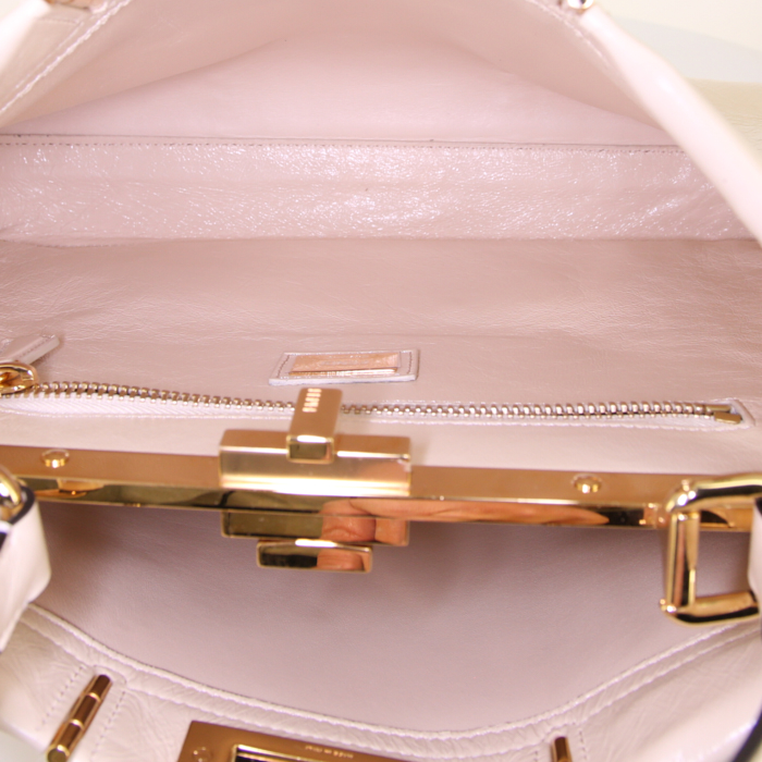Bolso de mano Fendi Peekaboo en charol beige crudo - Detail D3