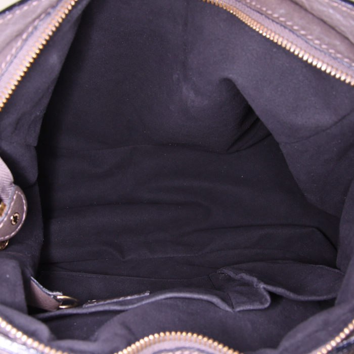 Louis Vuitton handbag in taupe mahina leather - Detail D2