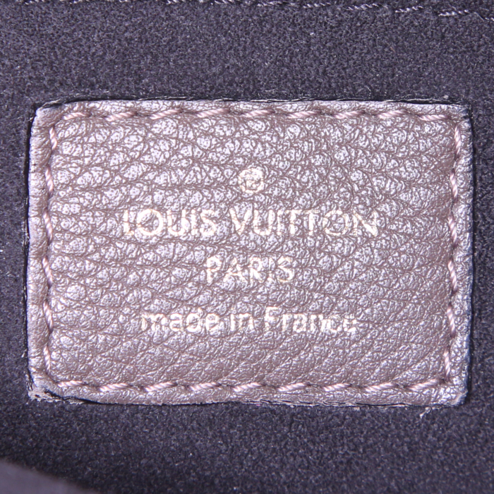 Louis Vuitton handbag in taupe mahina leather - Detail D3