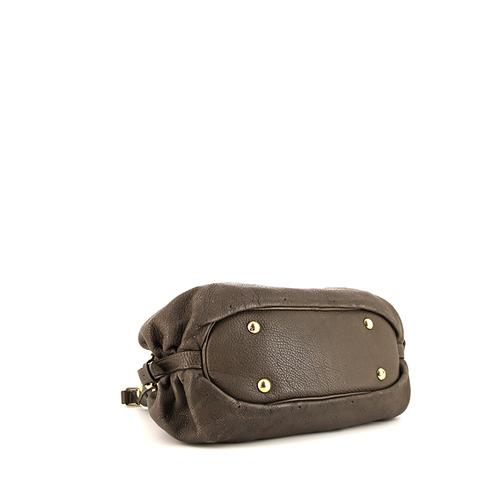 Louis Vuitton handbag in taupe mahina leather - Detail D4