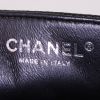 Bolso de mano Chanel Baguette en cuero granulado acolchado negro - Detail D3 thumbnail
