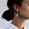 Paire de pendants d'oreilles de style Art Déco en platine,  diamants, onyx et saphirs roses - Detail D1 thumbnail