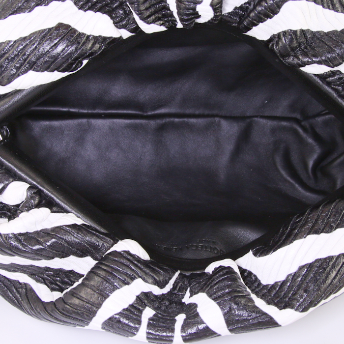 Borsa Bottega Veneta Chain Pouch in pelle nera e bianca zebrato - Detail D2