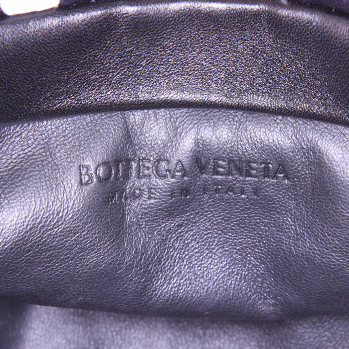 Bolso de mano Bottega Veneta Chain Pouch en cuero negro y blanco - Detail D3