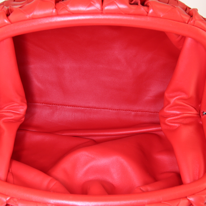 Pochette Bottega Veneta The Pouch in pelle intrecciata rossa - Detail D2