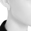 Criollas pequeñas Chanel Ultra en oro blanco,  cerámica blanca y diamantes - Detail D1 thumbnail