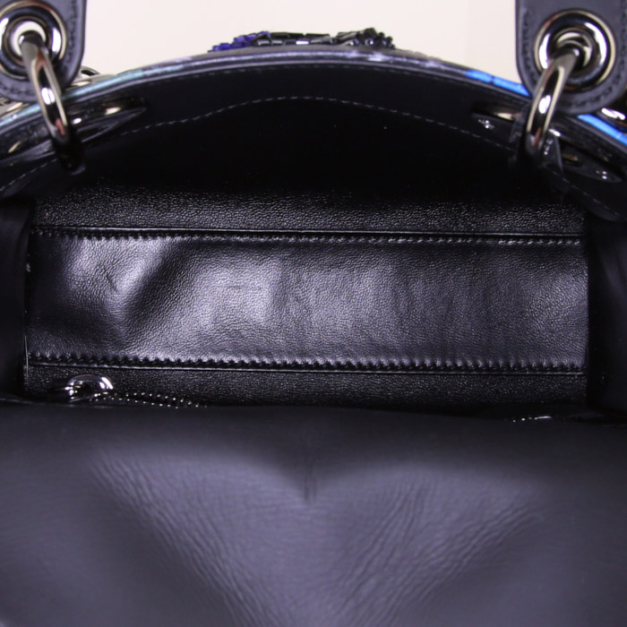 Sac bandoulière Dior Mini Lady Dior Edition limitée Janaina Tschäpe en cuir multicolore bleu , noir violet et vert - Detail D3