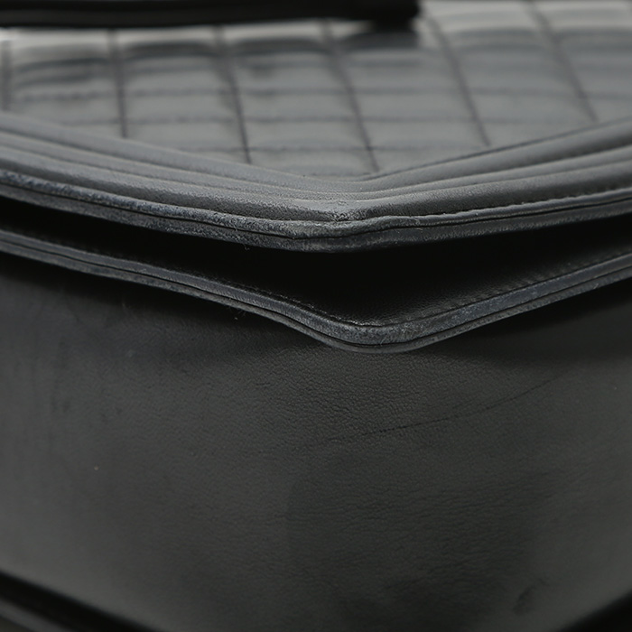 Sac bandoulière Chanel  Boy grand modèle  en cuir matelassé noir - Detail D1