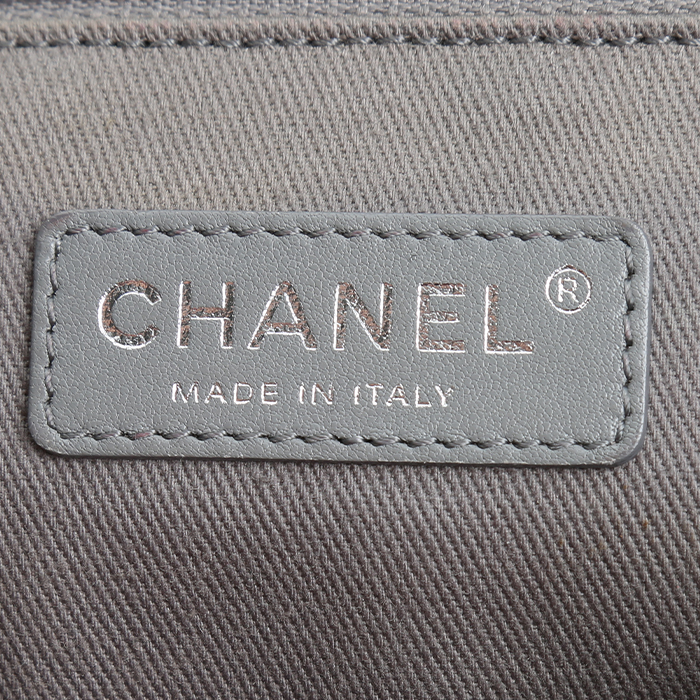 Chanel  Boy large model  shoulder bag  in black quilted leather - Detail D3
