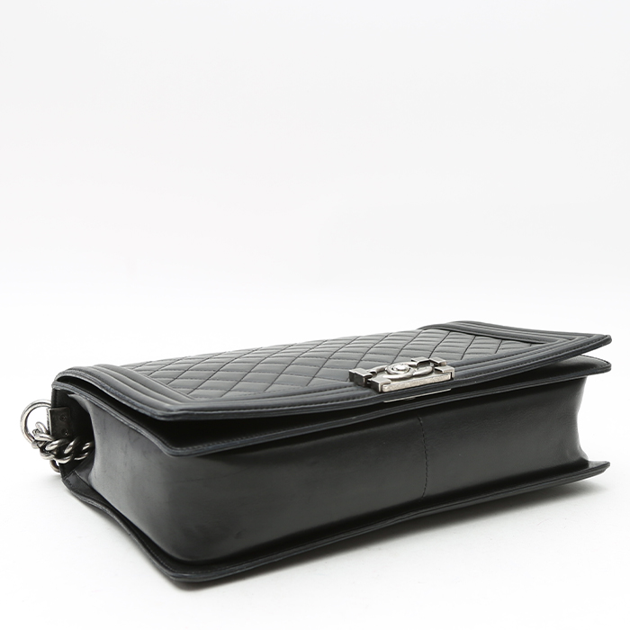 Sac bandoulière Chanel  Boy grand modèle  en cuir matelassé noir - Detail D4