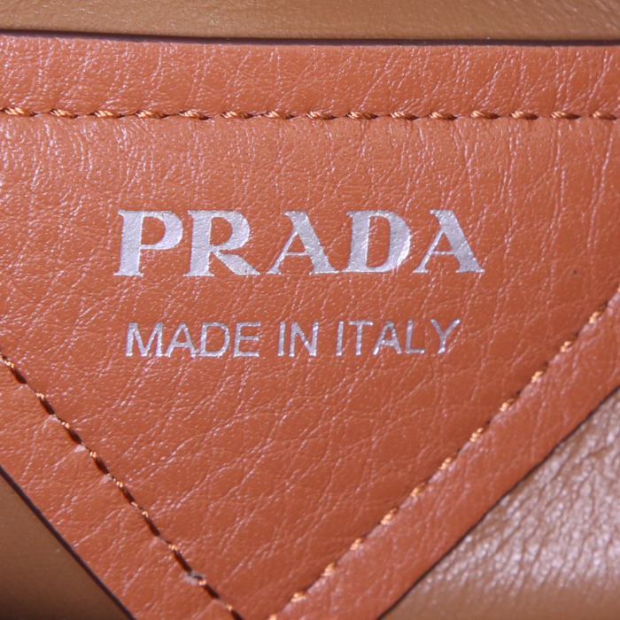 Sac à main Prada Dynamique en cuir grainé marron - Detail D3