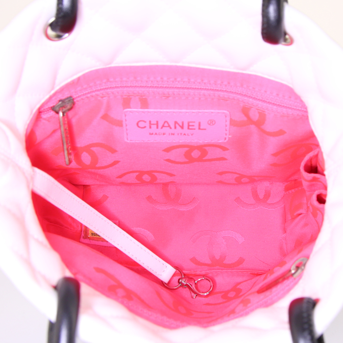 Bolso Cabás Chanel Cambon en cuero acolchado blanco y negro - Detail D2