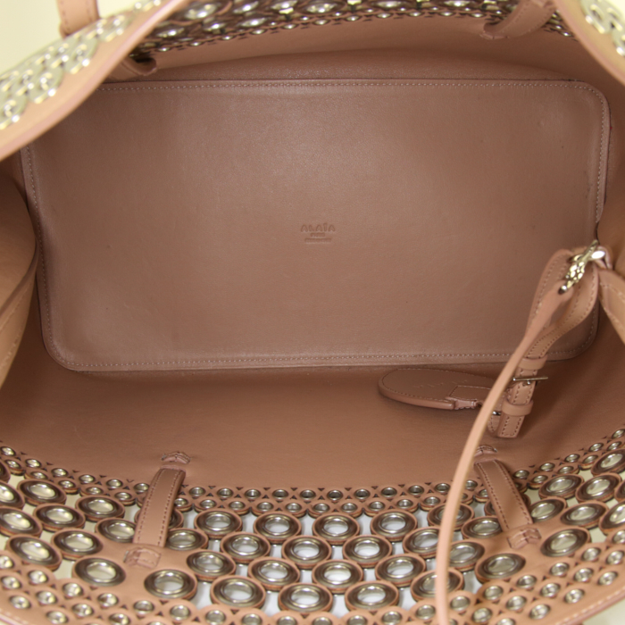 Shopping bag Alaïa Mina in pelle nude con motivo a fori - Detail D2