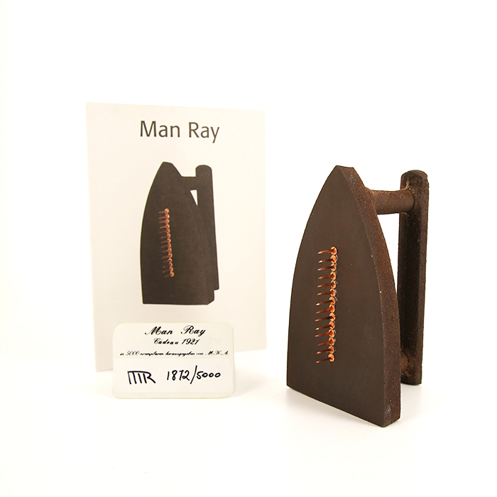 Man Ray, “Cadeau”, bronze and nails sculpture, 1921-1974 - Detail D1