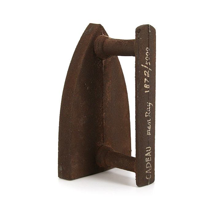 Man Ray, “Cadeau”, sculpture en bronze et clous, 1921/1974