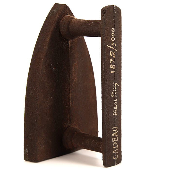 Man Ray, “Cadeau”, bronze and nails sculpture, 1921-1974 - Detail D3